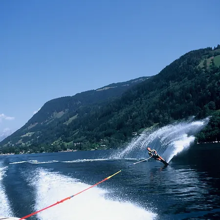 Junges Zell Am 호스텔