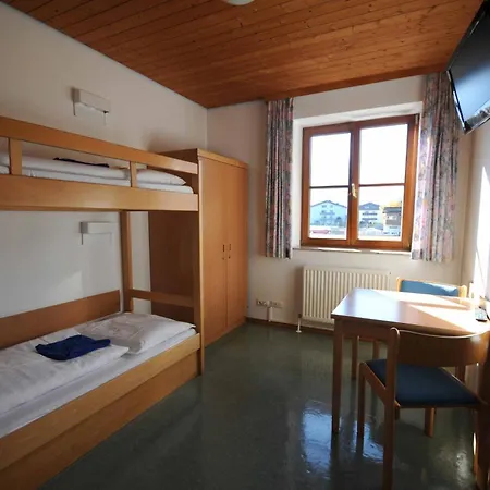 Junges Zell Am Хостел *