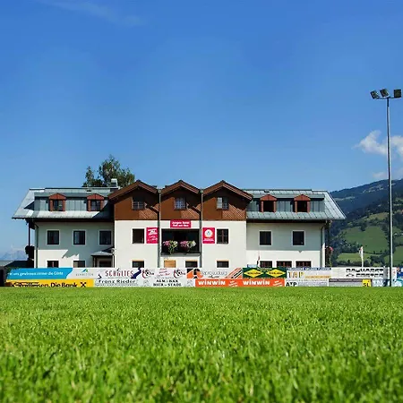 Junges Zell Am Hostel *