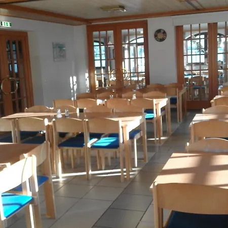 Junges Zell Am Хостел *